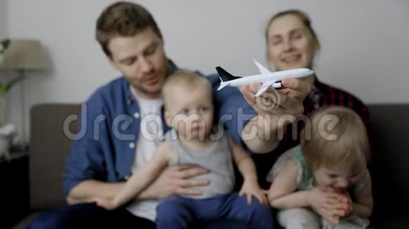 带着孩子准备下一次乘飞机旅行的年轻家庭视频的预览图