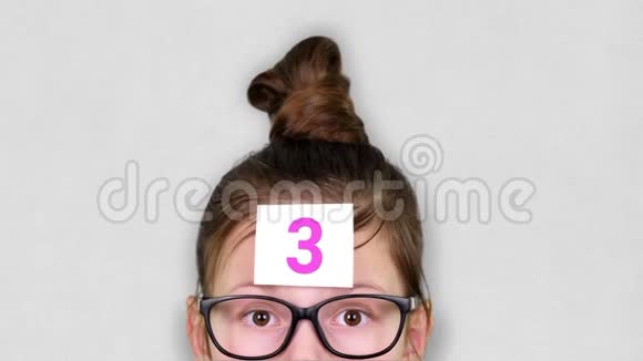 特写一张聪明的少年脸一个戴眼镜的孩子额头上贴着贴纸屏蔽过程动画视频的预览图