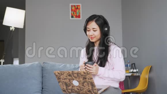 漂亮女孩有视频通话通过互联网与笔记本电脑远程联系视频的预览图