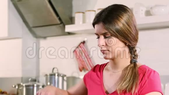 一位年轻的成年妇女正在准备蔬菜沙拉视频的预览图