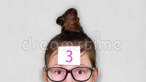 特写一张聪明的少年脸一个戴眼镜的孩子额头上贴着贴纸上载过程的动画视频的预览图