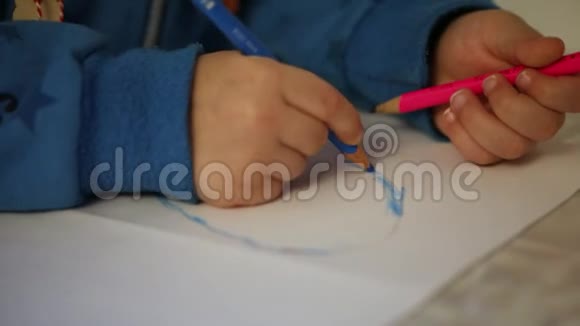 孩子用彩色铅笔画画视频的预览图