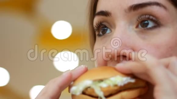 肖像特写女人吃三明治女口特写和快餐汉堡选择性重点视频的预览图
