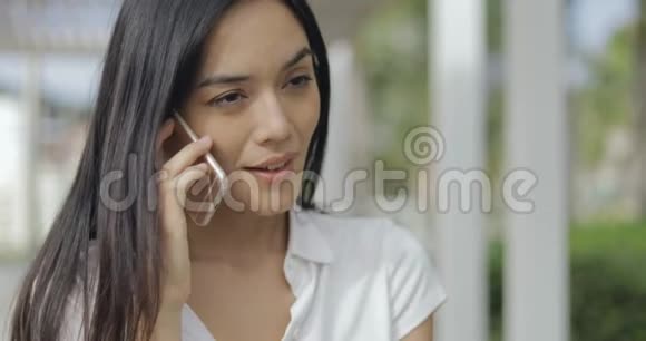 在手机上聊天的漂亮女商人的画像视频的预览图