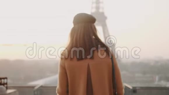 在巴黎特罗卡德罗的日出迷雾笼罩的埃菲尔铁塔上一位快乐的观光客正慢吞吞地走着视频的预览图