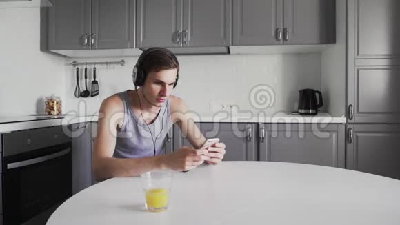 坐在餐桌前听音乐的年轻人视频的预览图
