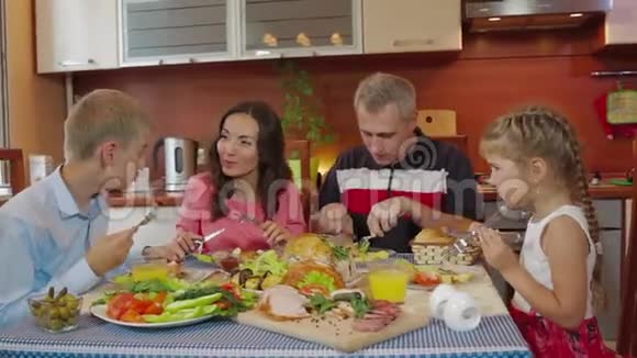 家庭晚餐提供美味的食物庆祝节日人们坐在桌子上享受美味的盛宴庆祝视频的预览图