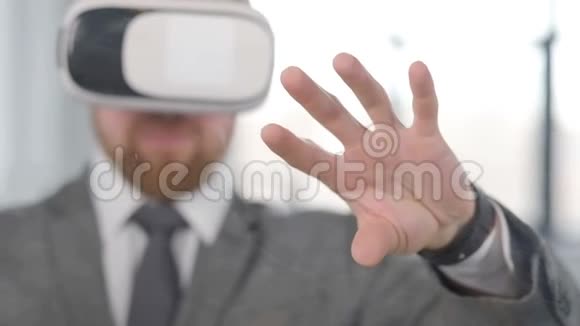 在办公室用虚拟现实眼镜的人视频的预览图
