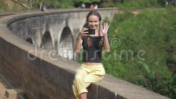 女孩自拍坐在桥上对抗野生丛林视频的预览图