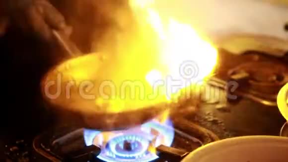 热锅着火做饭视频的预览图