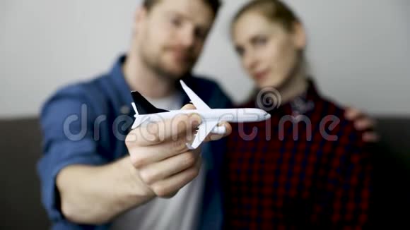旅行概念年轻夫妇计划下次乘飞机旅行视频的预览图