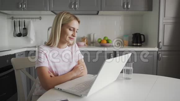快乐的女人在电脑上说完话微笑的人在网上聊天视频的预览图