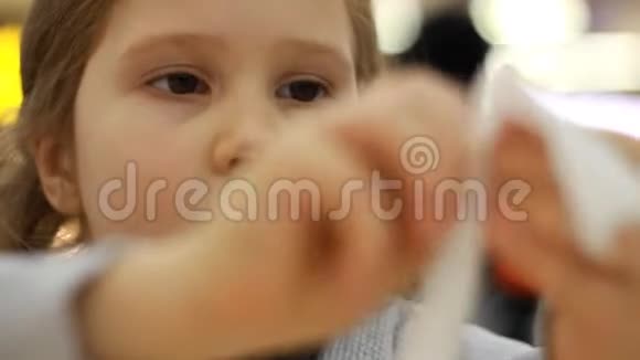 儿童卫生宝贝女孩用湿擦洗脸和手选择性重点视频的预览图