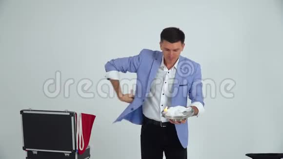 穿西装的魔术师在白色背景上表演两只鸽子的把戏视频的预览图