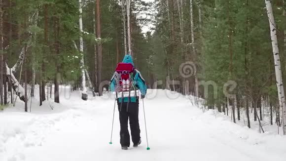 人背着背包行走抛掷冬林视频的预览图