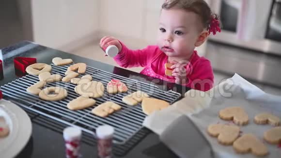 厨房柜台上的小女孩在家帮着烤饼干视频的预览图