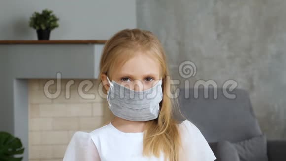 戴着医用口罩的女孩看着摄像机视频的预览图