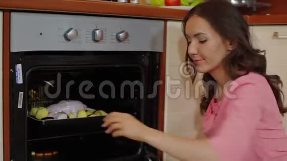 用土豆在烤箱里烤制整只烤鸡女人决定鸡肉是否煮熟女人结束了视频的预览图