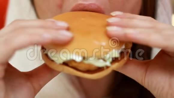 肖像特写女人吃三明治女口特写和快餐汉堡选择性重点视频的预览图