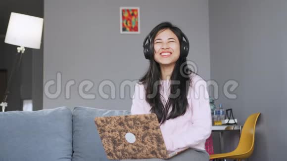 快乐的情感女孩在家工作笔记本电脑积极的自由职业者视频的预览图