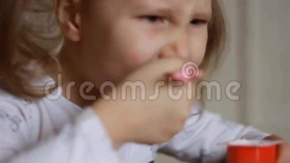 肖像特写小孩用勺子吃奶酪小女孩吃乳制品酸奶视频的预览图