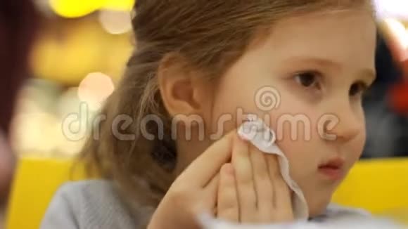 儿童卫生女婴用湿毛巾擦脸视频的预览图