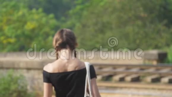 3青年妇女走在大自然的铁路旁视频的预览图