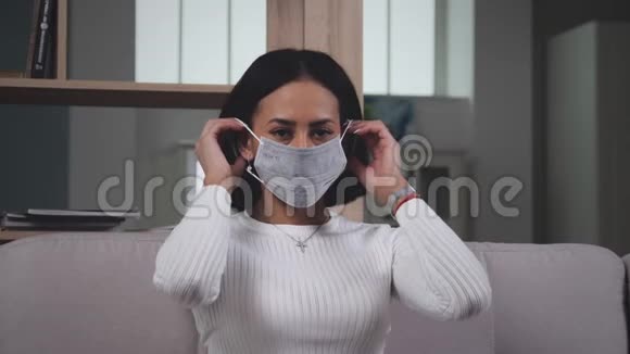非洲裔美国妇女戴上医用口罩视频的预览图