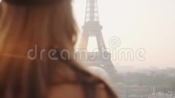 在巴黎特罗卡德罗观看雾蒙蒙的阳光埃菲尔铁塔度假慢动作的近距离快乐的旅游妇女视频的预览图