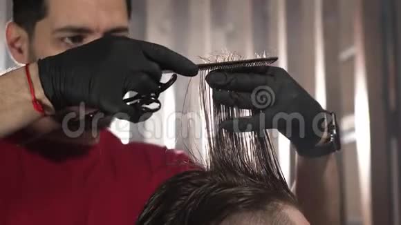 男理发师用梳子剪客户头发不错的电影片段关门视频的预览图
