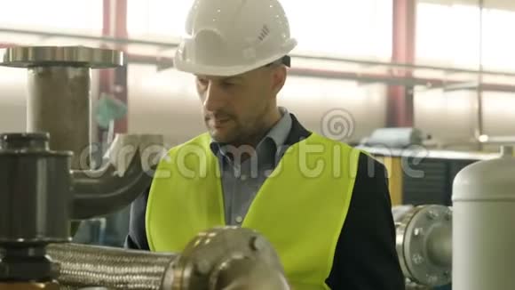 工厂工人在车间工作时使用平板电脑视频的预览图
