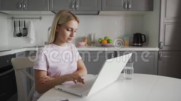 快乐的女人在电脑上聊天微笑的人在网上聊天视频的预览图