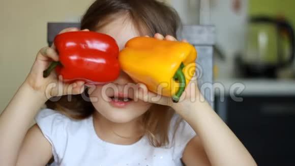孩子在玩红辣椒和黄椒维生素素食素食主义的概念健康食品视频的预览图