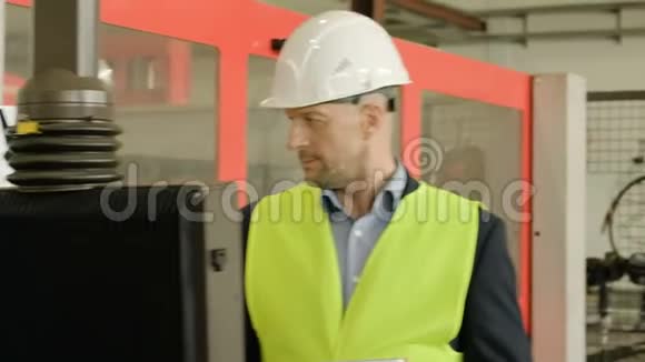 工程师在工厂车间内使用平板电脑视频的预览图