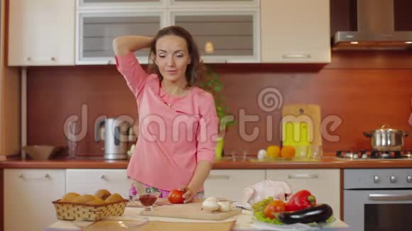淘气的女孩阻止妈妈做饭小女儿想在厨房的面包上浇番茄酱妈妈视频的预览图