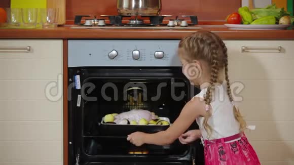 独自可爱的小女儿在厨房做饭小女孩帮妈妈做饭准备晚餐蛋糕视频的预览图