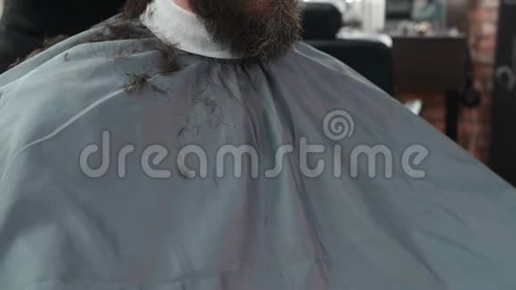 用电动剃须刀关闭男性理发男性发型用修发师头发敷料视频的预览图