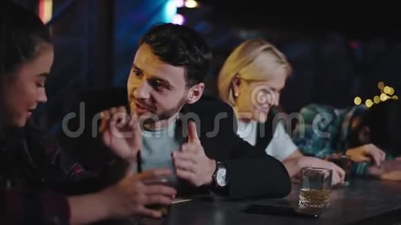 在一个迷人的酒吧里气氛很好年轻人女士们先生们享受在一起喝鸡尾酒的时光视频的预览图