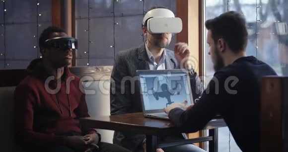 艺术家呈现3D图形在咖啡馆视频的预览图