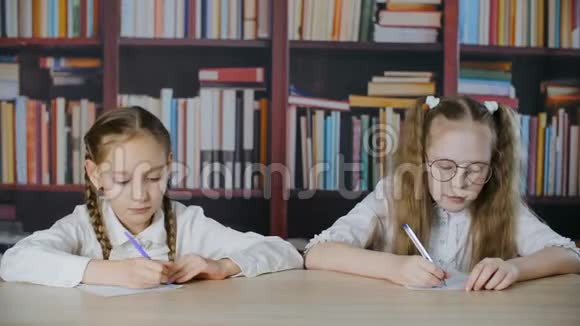 小女孩在考试时偷看她的同学视频的预览图