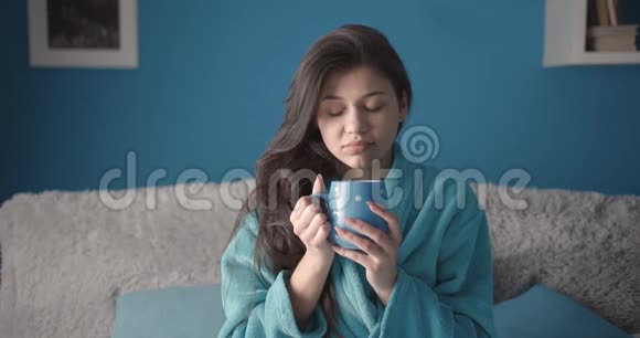女人在床上喝热咖啡视频的预览图