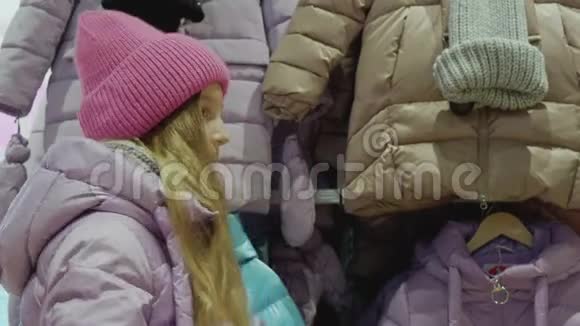 可爱的小女孩在尝试新的粉红色帽子视频的预览图