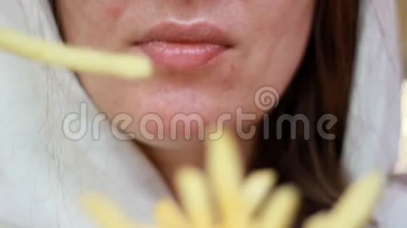 肖像特写女人在咖啡馆里吃炸薯条女口特写和快餐选择性重点视频的预览图