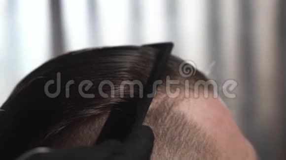 头发上有梳子的镜头城里的理发店视频的预览图