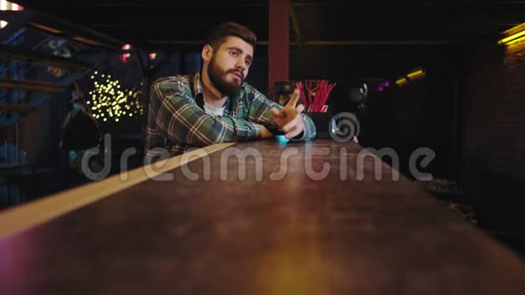 有魅力的家伙下巴在现代酒吧他点了一杯酒悲伤集中疲惫的脸开始喝酒视频的预览图
