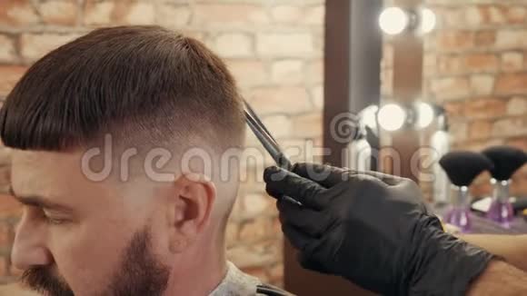 理发师用剪刀剪客户头发视频的预览图