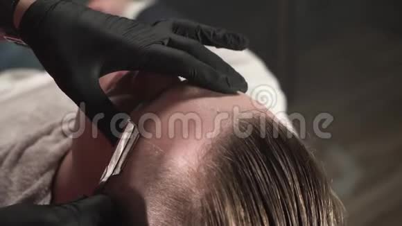 专业理发师用剃须刀剪头发视频的预览图