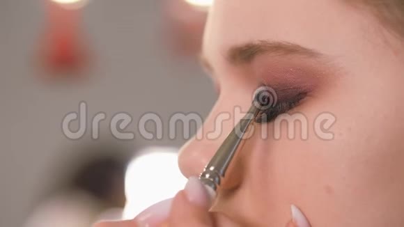 化妆师的作品将阴影应用于模型眼睛的眼睑视频的预览图