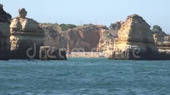 洞穴和海滩在海洋视频的预览图
