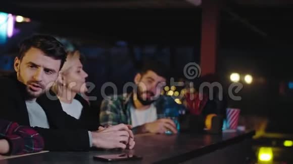时尚迷人多样化的年轻人在酒吧里玩得开心他们喝一杯啤酒度过美好的时光视频的预览图